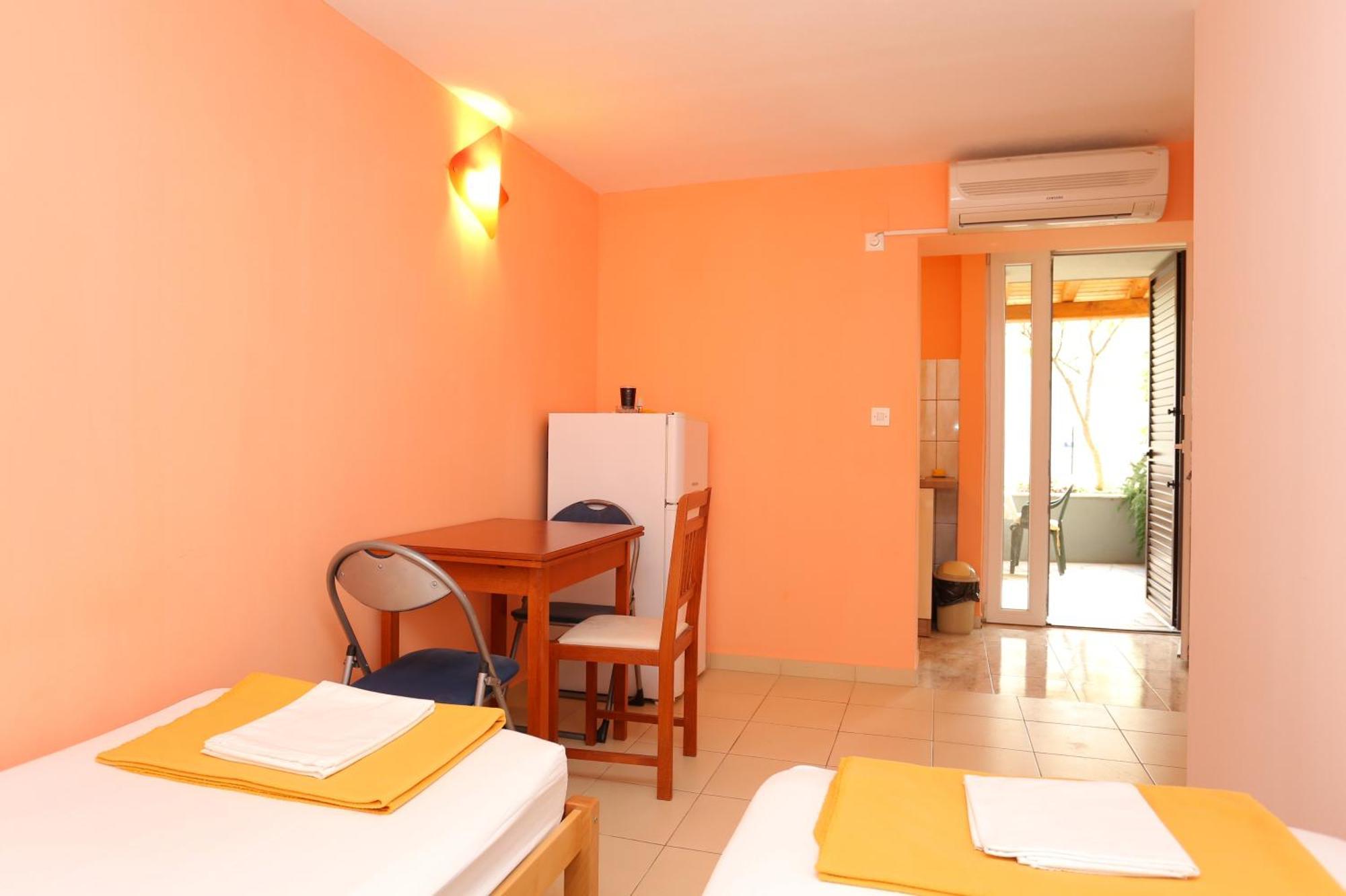Apartments By The Sea Nemira, Omis - 17039 Tice Quarto foto